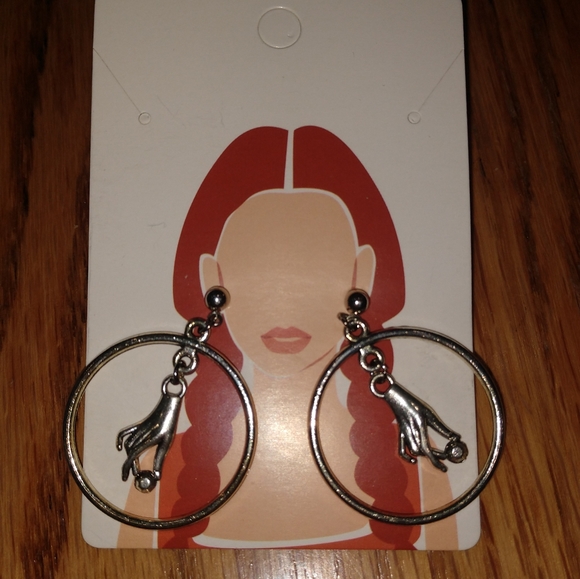 Silver hoop earrings with hands - Picture 7 of 7